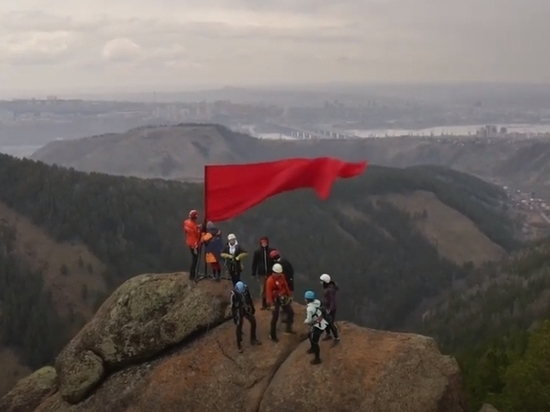 Красноярские скалолазы установили на скале Ермак флаг Победы