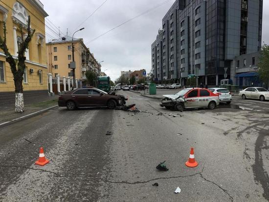 Водитель такси и его пассажир пострадали в ДТП с Toyota в Волгограде