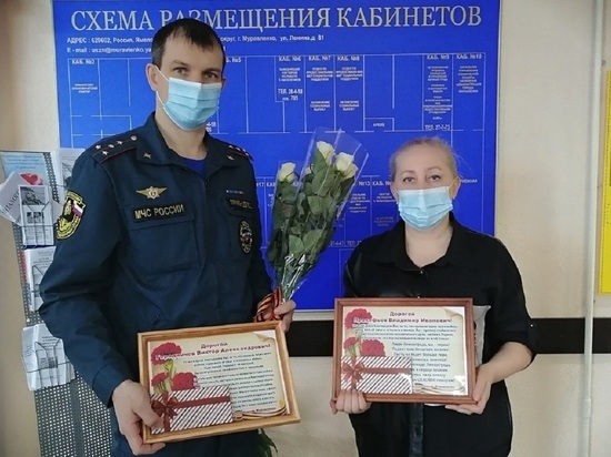 Ветеранов ВОВ в Муравленко с подарками навестили спасатели