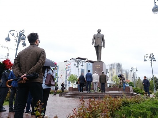 Чиновники и парламентарии возложили цветы к памятнику Гейдара Алиева