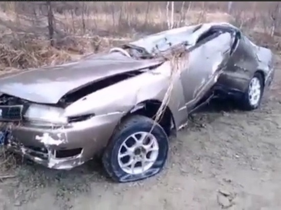 Автомобиль стал плоским после аварии на севере Сахалина