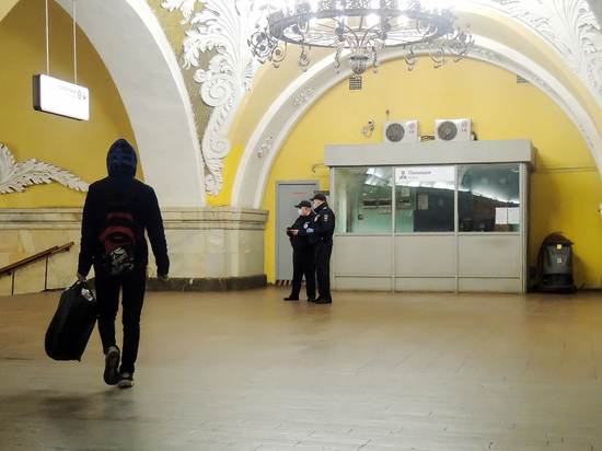 В метро уборщик станции метнул нож в полицейского и ранил его