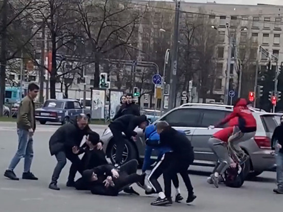Футбольные фанаты сцепились в Выборгском районе Петербурга