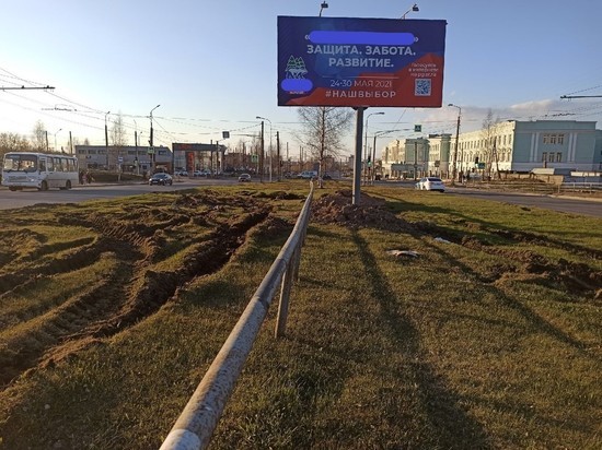 Жители Петрозаводска возмущены раскуроченными газонами возле рекламных щитов