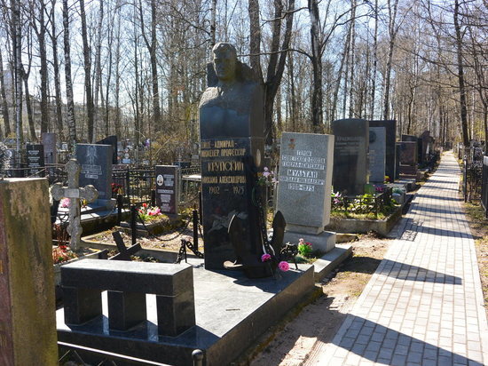 На Радоницу в Петербурге пустили дополнительный транспорт к кладбищам