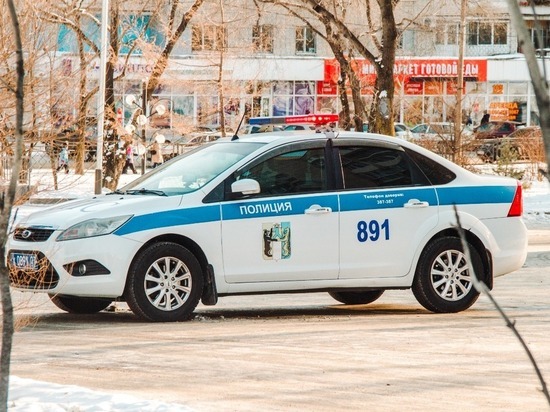 В Хабаровске водитель такси силой отобрал у пассажира телефон