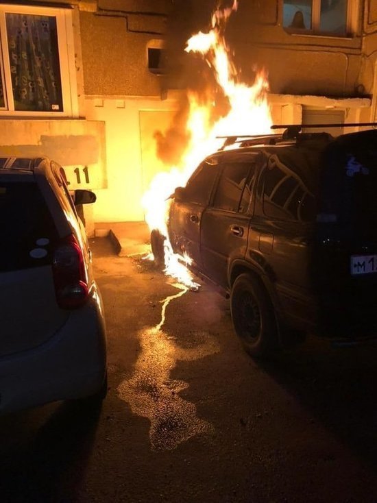 В Иркутске из-за поджога сгорели две машины