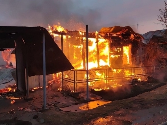Три частных дома сгорели в Ленинском округе Омска в ночь на 10 мая