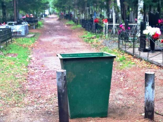 В Биробиджане с кладбища вывозят мусор