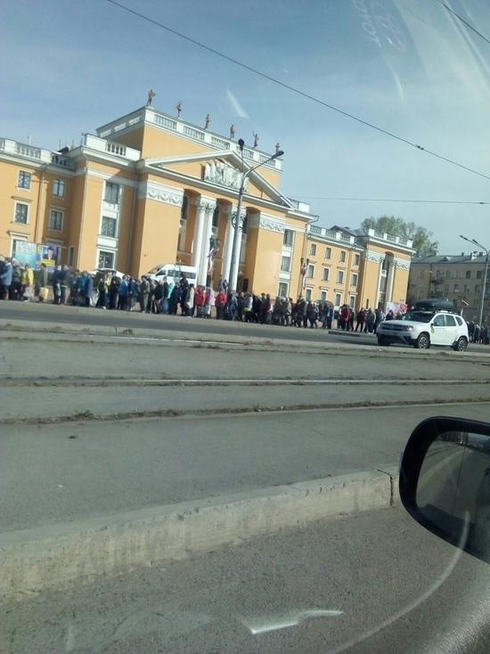 Жители Новокузнецка застряли в километровых очередях на остановках