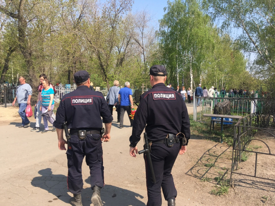 Южноуральские полицейские усилили посты для охраны общественного порядка в Родительский день
