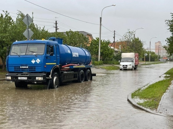 На улицы Краснодара вышла водооткачивающая техника