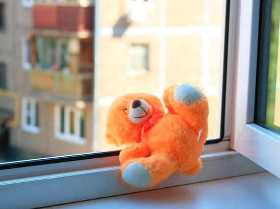 В Иванове выясняют подробности падения 6-летнего малыша из окна МКД