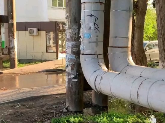 В астраханском дворе образовался фекальный водоем