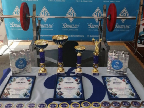 Полицейские из Комсомольска-на-Амуре взяли серебро турнира по пауэрлифтингу