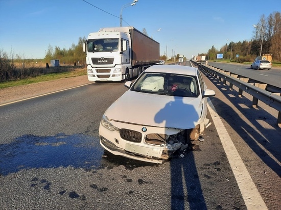 На М-10 в Тверской области «BMW» врезалась в ограждение