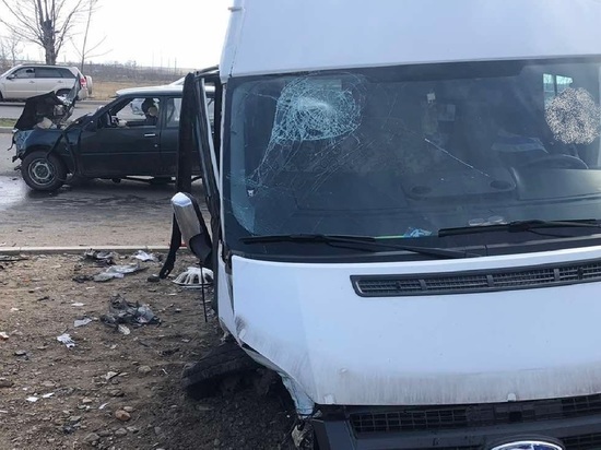 Ребенок и водитель ИЖ пострадали в аварии с автобусом в Чите