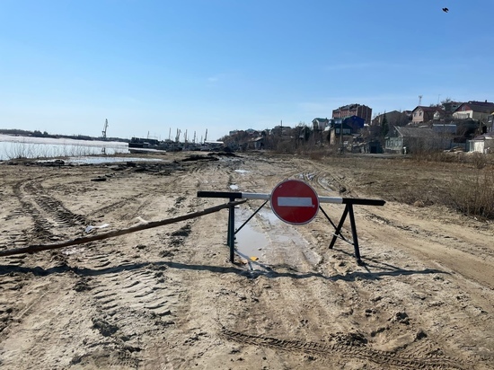 Грязное месиво: жители Салехарда жалуются на размытую дорогу по Набережной