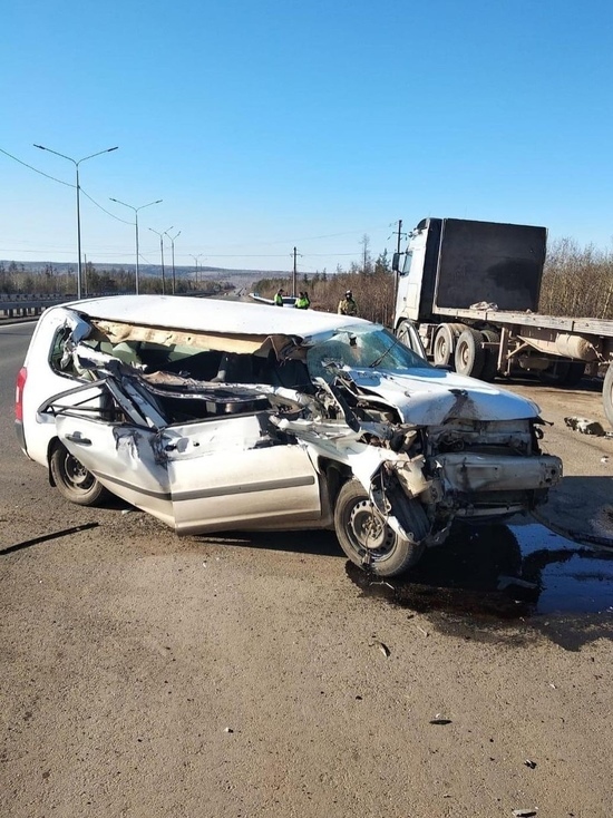 Водитель Toyota Probox погиб в Братске, врезавшись в стоявший большегруз