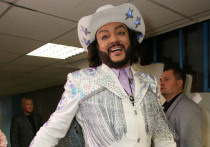 По словам короля эстрады, он любит засыпать под звуки какой-нибудь программы