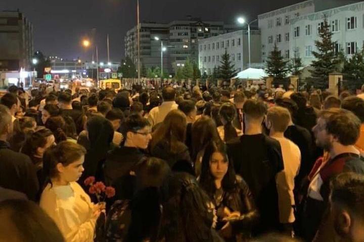 Всю ночь к мемориалу у гимназии №175 в Казани люди несли ...
