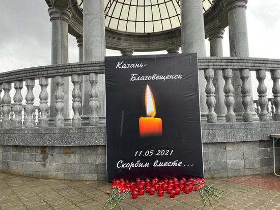 Стихийный мемориал организовали в Благовещенске в память о погибших в Казани