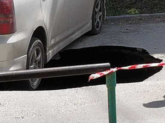 Иномарка провалилась в огромную яму на улице Дачная в Новосибирске