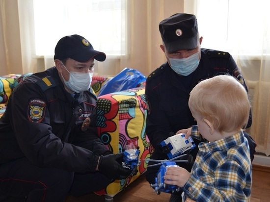 Барнаульский полицейский спас ребенка от падения из окна