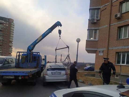 Прокуратура взялась за борьбу с парковками машин у домов во Владивостоке