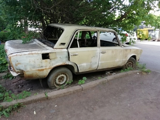 Брошенный на костромской улице автохлам может обойтись его владельцу в 50 тыс. рублей