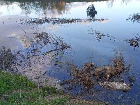 Разлившееся по реке в Твери топливо ликвидируют через несколько дней