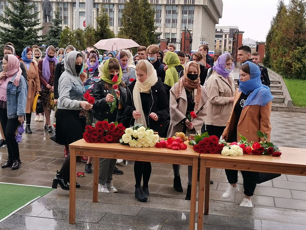 Туляки несут игрушки и цветы к Успенскому собору в знак скорби по трагедии в Казани