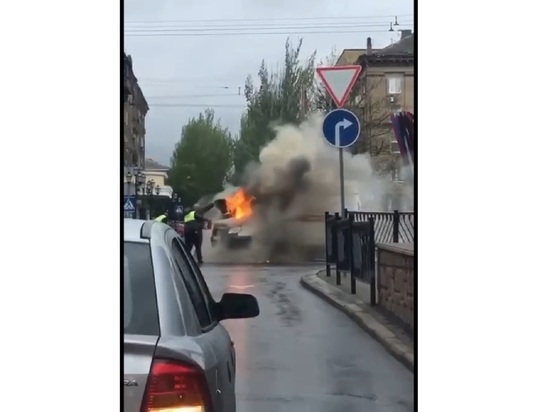 В центре Донецка загорелся автомобиль скорой помощи