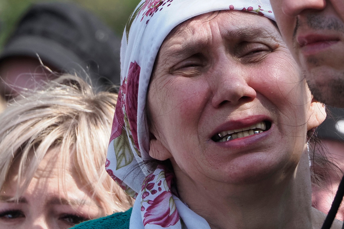 Это невозможно пережить»: в Казани похоронили жертв расстрела в школе - МК