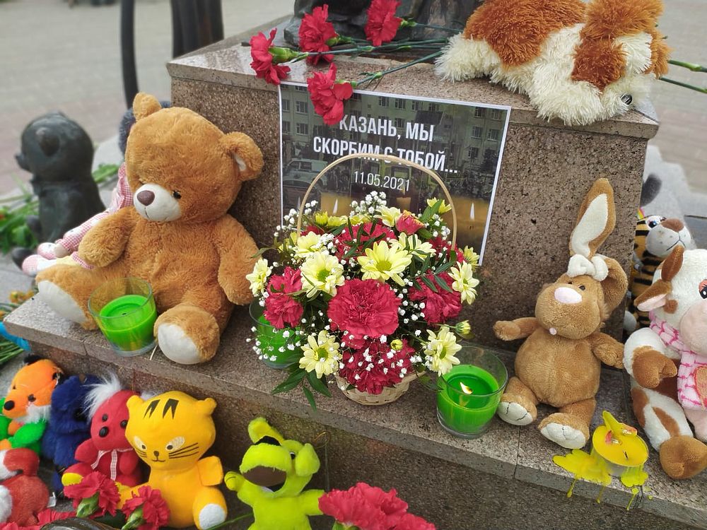 Калужане несут цветы и игрушки в сквер Матери в память о погибших в Казани