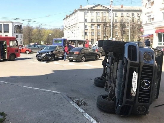 Авария года: в Ярославле маршрутка завалила на бок «Мерседес Геленваген AMG»