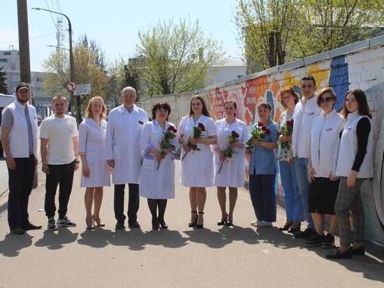 «Спасибо врачам»: гигантское граффити благодарности появилось в Костроме