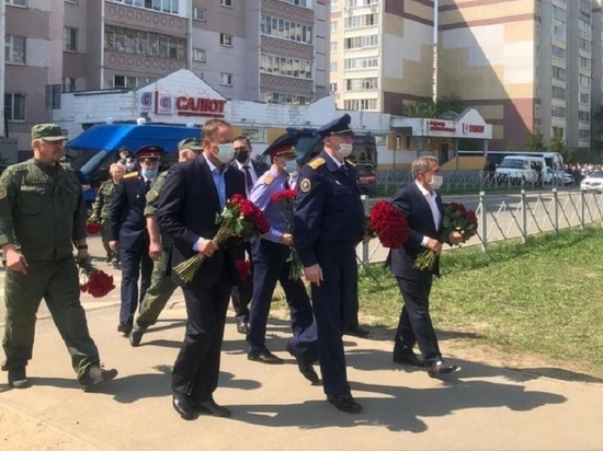 Полпред Игорь Комаров возложил цветы в память о погибших в Казани