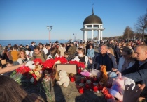 Сотни петрозаводчан в течение вечера 12 мая приходили к Большому камню на городской набережной, чтобы почтить память погибших в теракте в казанской школе.