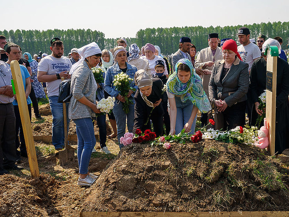 Умершие 1 мая. Похороны детей погибших. Могилы детей погибших в Казани. Тулунское кладбище.