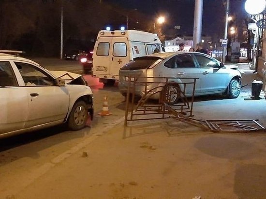 Nissan въехал в авто на парковке в Иркутске, оно отлетело и сбило трёх пешеходов