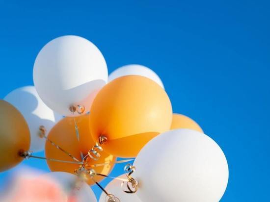 Кемеровчане запустили в небо 600 воздушных шаров в память о погибших в казанской школе