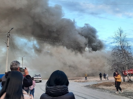 Жители Надыма остались без тепла и воды из-за крупного пожара в расселенном доме