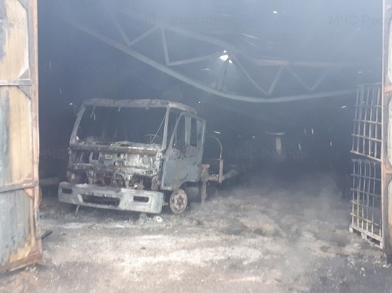 В Калуге сгорел ангар с тяжелой техникой и автобусом