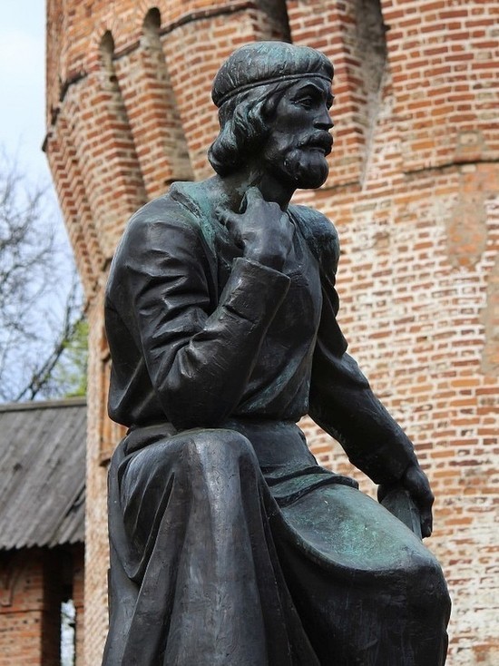 30 лет в Смоленске у башни Громовой «сидит» Федор Конь