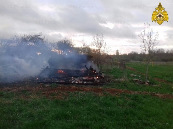 Непотушенная сигарета стоила жителю смоленской Жичицы дома и сарая