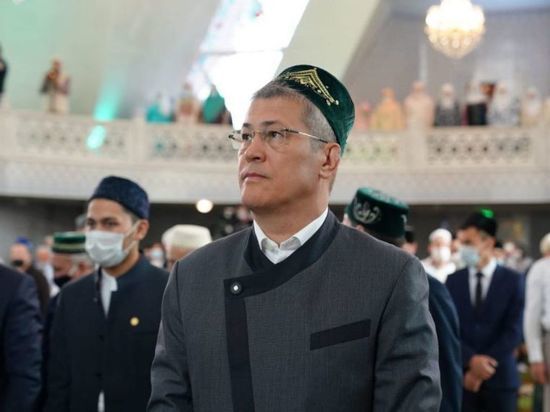 Радий Хабиров посетил мечеть и высказался о роли религиозных праздников