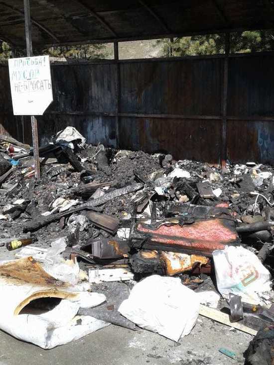 Из-за кражи контейнеров и скопления мусора, который никто не вывозит, в центре уральского населенного пункта образовалась свалка