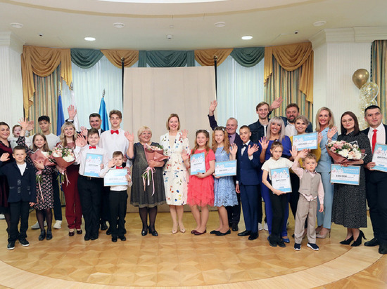 Премии от губернатора вручили победителям окружного конкурса «Семья Ямала — 2021»