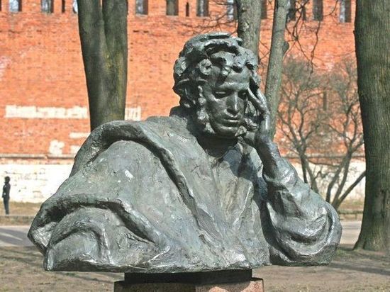 В Смоленске задумчивый памятник Пушкина на улице Дзержинского отметит 45 лет